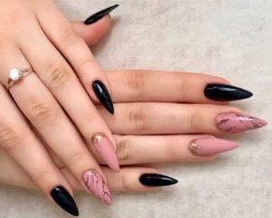 Unhas de Gel Preta Stiletto