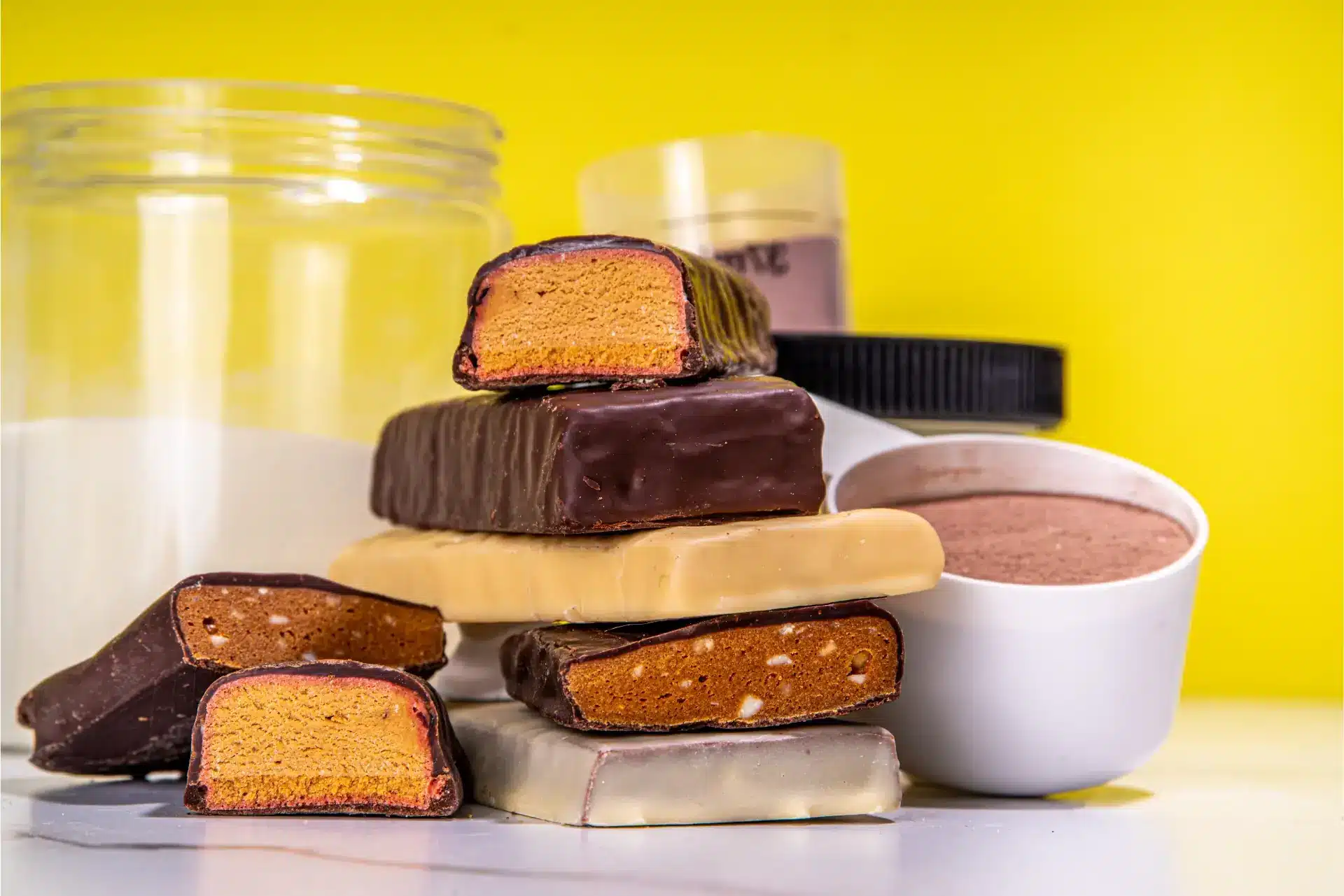 melhores barras de prote&iacute;na: barrinhas empilhadas sobre a mesa